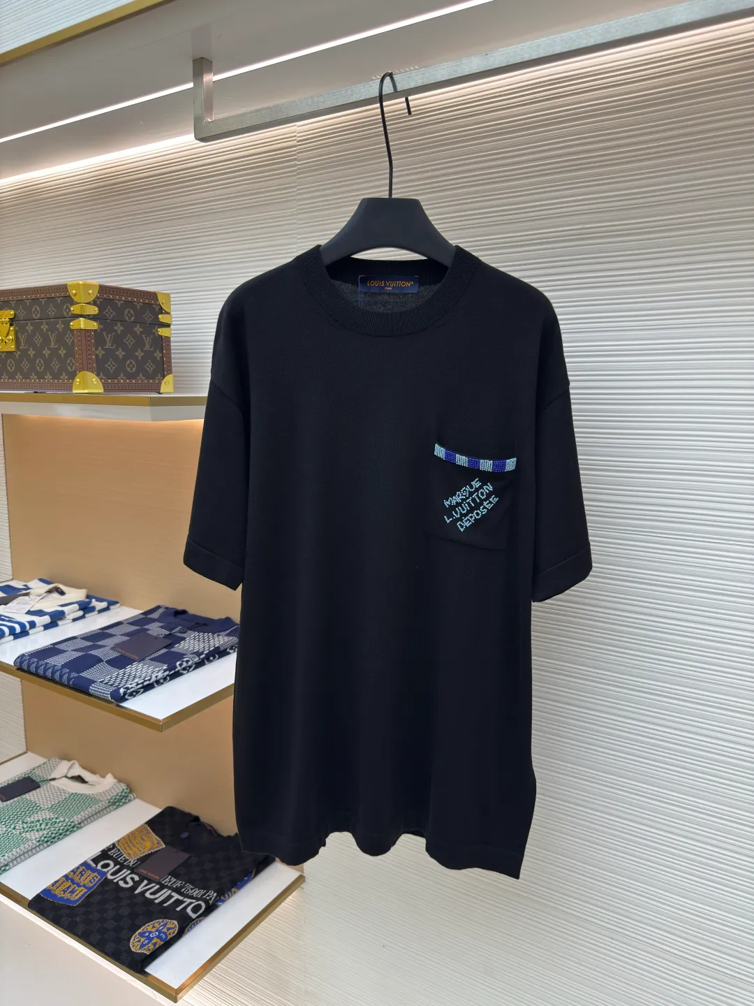 LOUISVUITTON Pocket embroidered beaded woolen short sleeves ●Authentic product: purchased and developed for 11700 ●Item number: 1680099-A65 ●Fabric: long-staple cotton ●Technology: singeing ●Version: fitted version ●Weight: about 310 grams ●Size: XS-S-M-L ●Description: Developed and produced, the wool material is customized according to the original version, using singeed mercerized long-staple cotton and high-quality nylon. First, singeed mercerized long-staple cotton is used, and the color is dyed and batched at a ratio of 1:1 according to the original version, and then the yarn and nylon are set-dyed. Both yarns must be set-dyed, and the color similarity is as high as 95%. Only the above can be used for spinning. The singeed mercerized long-staple cotton yarn is made of 100% top-grade long-staple cotton. It is fully combed and tightly matched + singed mercerized process. It strives for excellence. It not only retains the simplicity and gentleness of pure cotton, but also gives it a noble temperament like silk. The color is beautiful, the touch is gentle and delicate, and you can enjoy silky smoothness. The overall wiring is straight and delicate, the fabric is comfortable and soft, and the color is consistent without color difference. It can be matched with the same style to create a fashionable look and control various occasions. Customized accessories, complete with three standards, same style for men and women!